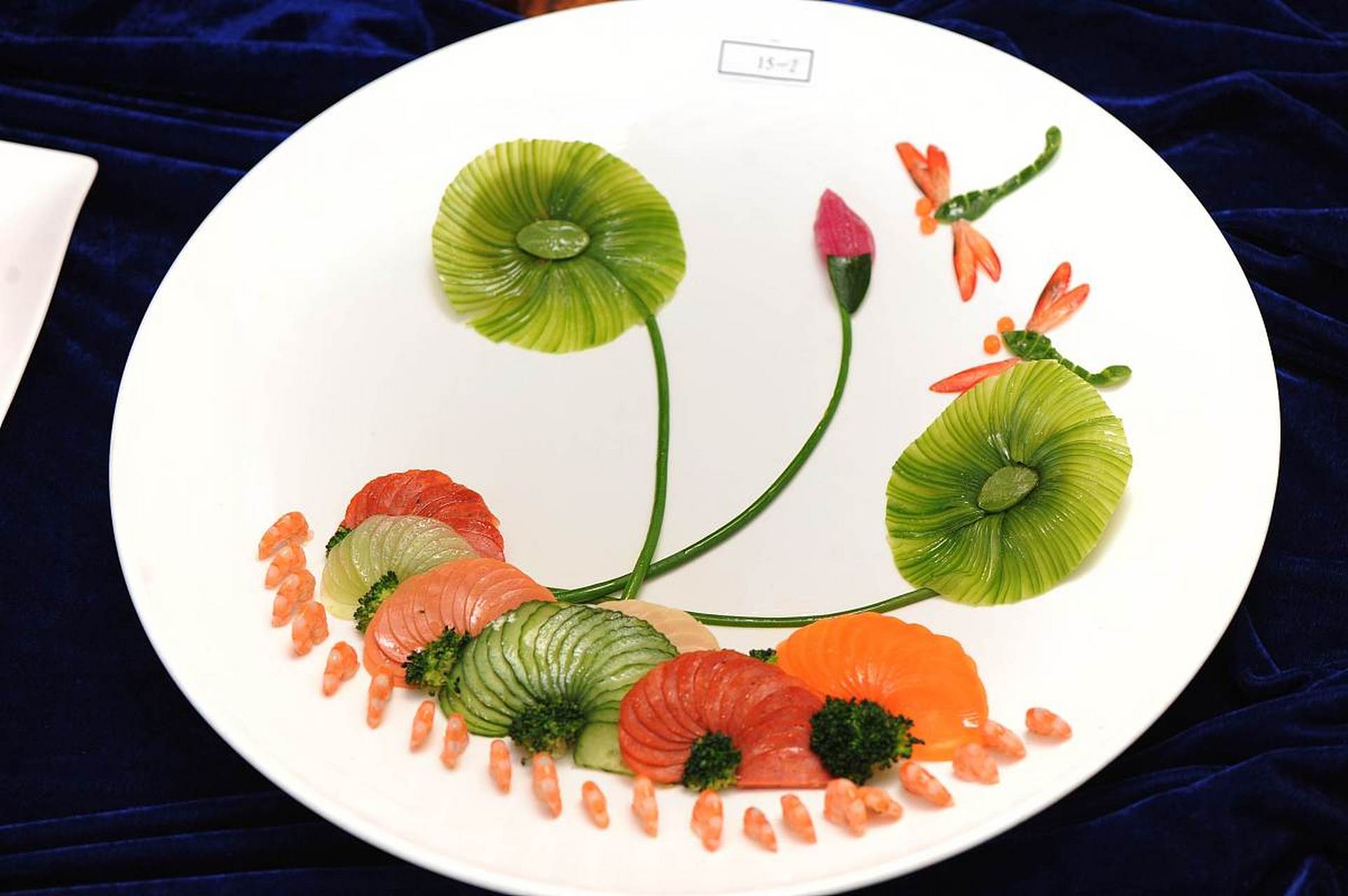 广东象形拼盘:南国的艺术佳肴 在广东省,有一种美食,它被誉为南国的