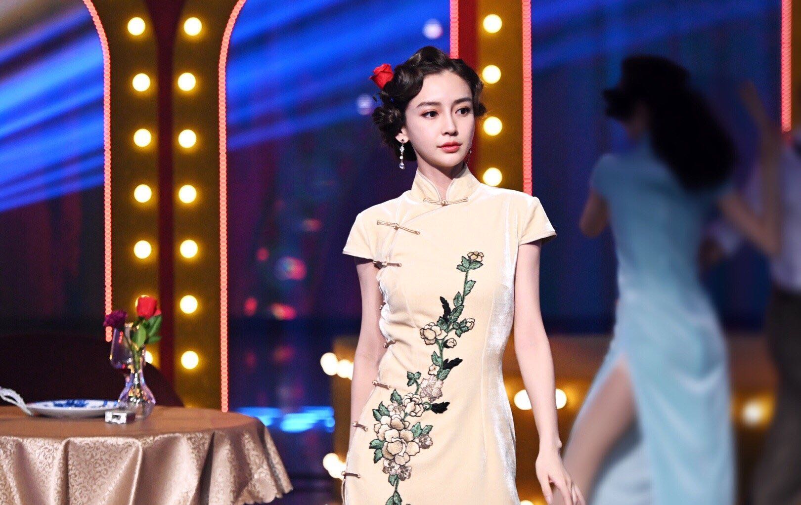 倪妮是猫系女孩的代表,暗红色旗袍搭配蓝色花朵,秦淮女子风情满满.