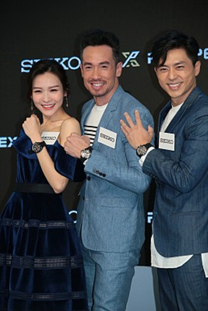 陈豪着蓝西装帅笑man味十足,获李佳芯握拳合影