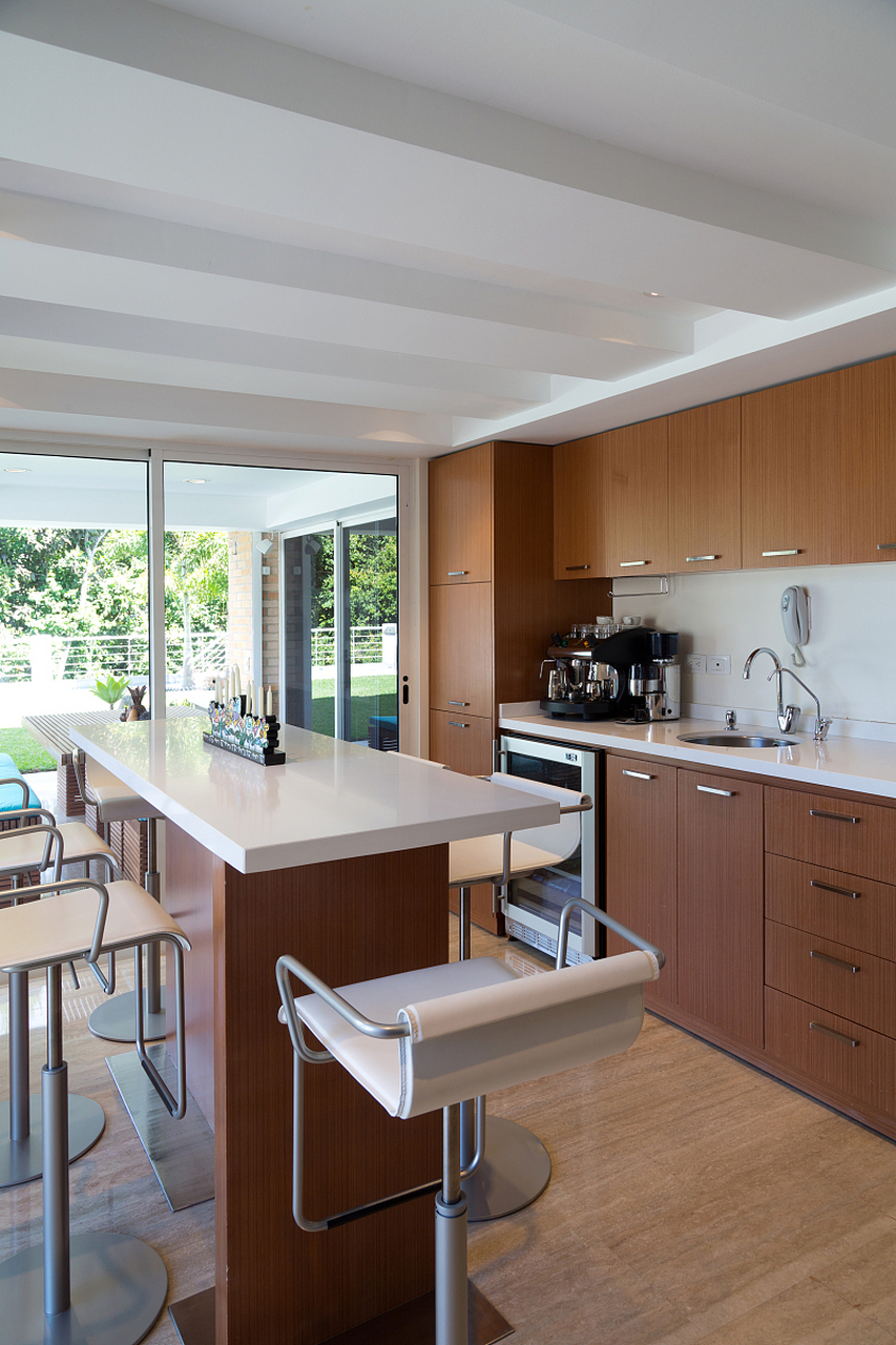 通过拆除厨房与客厅,餐厅之间的隔墙,整个居住空间变得更为宽敞,明亮.