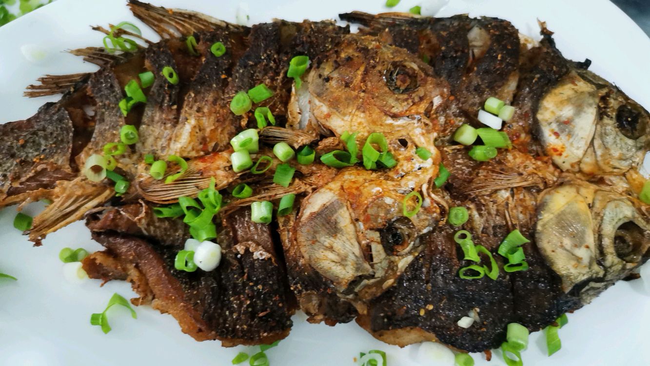 这道干香酥脆的葱油鲫鱼能打开你的食欲,浪费你的啤酒
