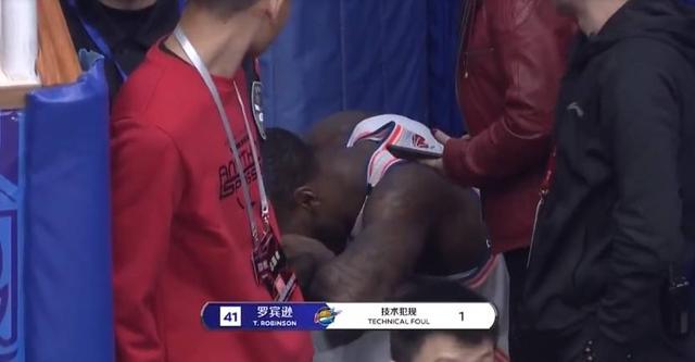 四川男篮解释罗宾逊痛哭原因:以为自己下一轮要被禁赛了