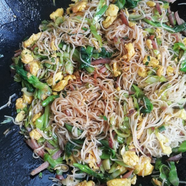 腊肉炒米粉,香气扑鼻,一大盘都不够吃