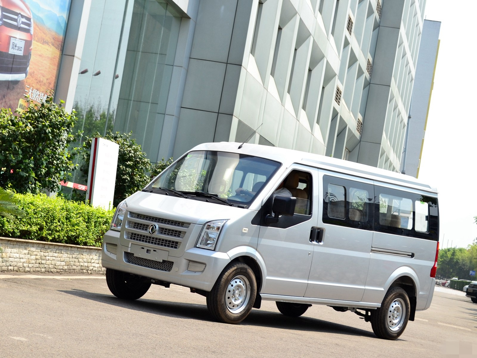 领你欣赏东风小康c36的霸气外观