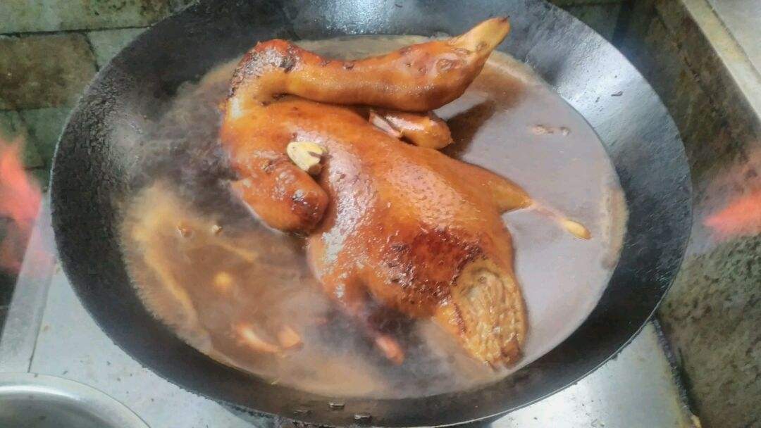 把整只鸭子放坛子里,不加一滴水,五年后看到成品服了