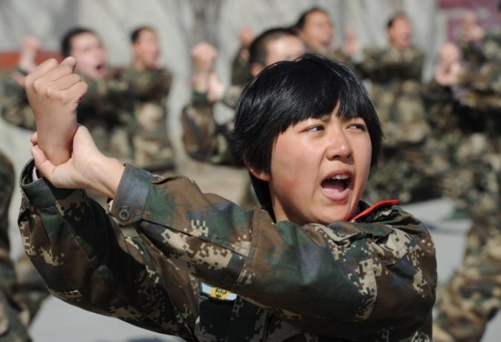 在军队中连长查军容,不小心看到了女兵的肚皮