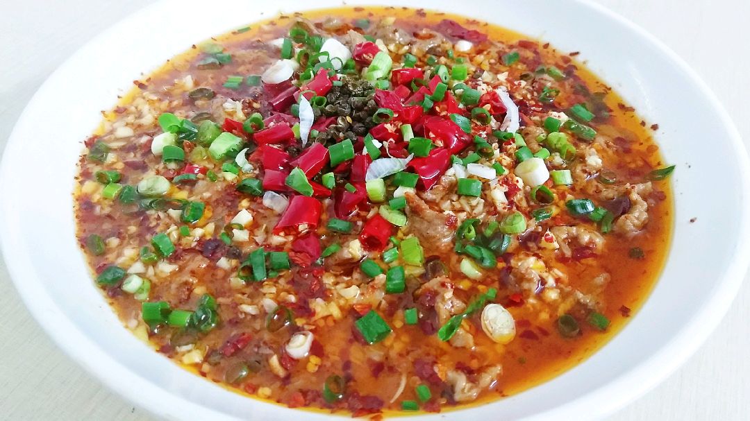 水煮牛肉最正宗的做法,牛肉腌制是关键,麻辣鲜香脆嫩爽口