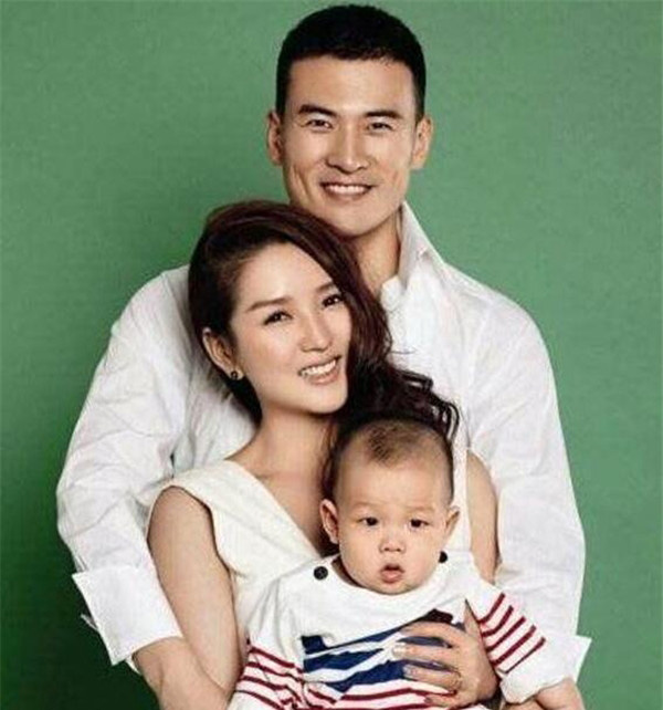 刁磊承认何洁第三胎,黄毅清怒批两夫妻,何洁发文回应