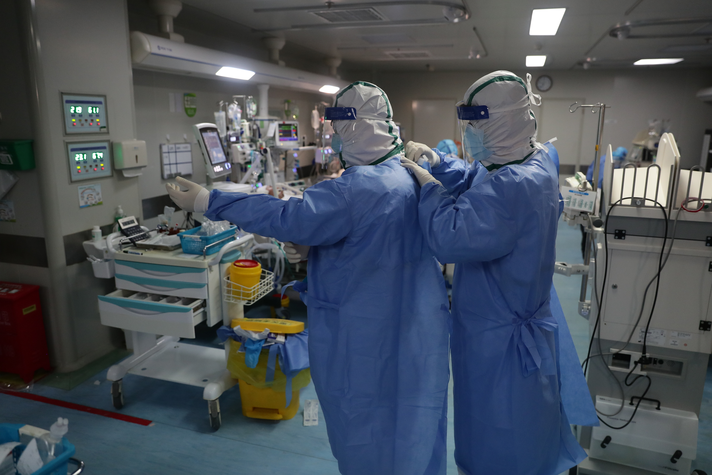 武汉:多地医生联手抢救危重新冠肺炎患者