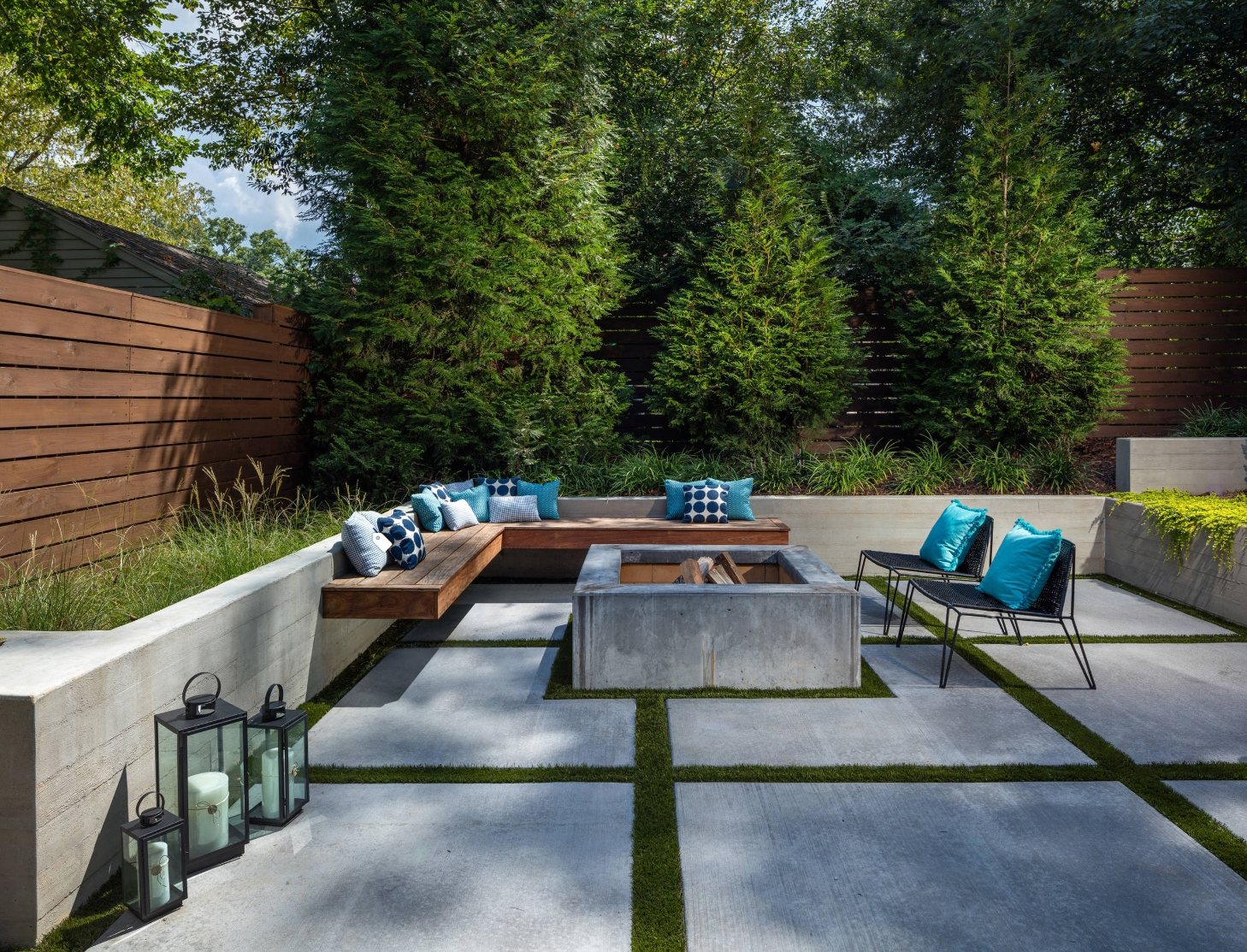 有三层私家花园的下沉式庭院,用石板铺地,用防腐木作围墙的庭院