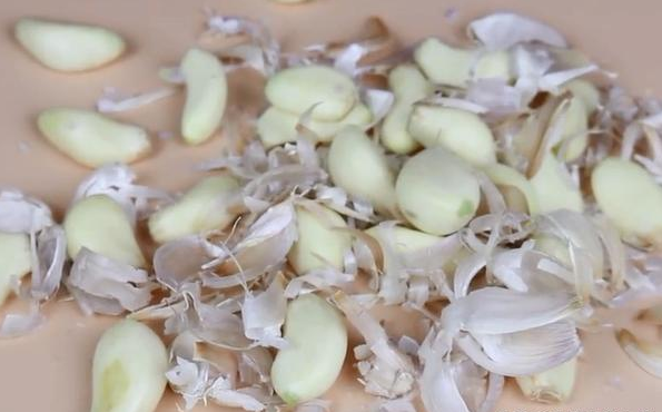 "大蒜皮"扔掉太可惜了,还有大用处,省钱还有效,赶紧来围观!