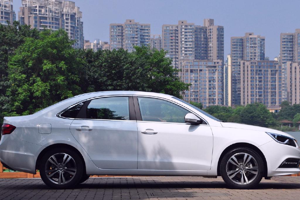 我对艾瑞泽7最满意的就是外观了,造型很好,个性很鲜明,整体外观比较