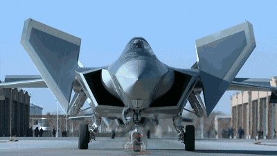 我正兴奋的时候同学给我说:还是先冷静一点,万一是歼-16呢!