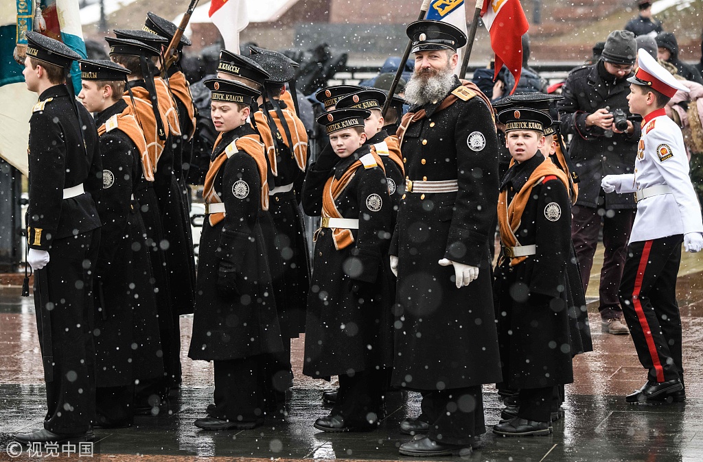 俄罗斯举办年度军校联欢活动 萌娃穿军装踢正步有模有样