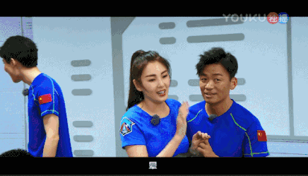 王宝强关心张雨绮,还充当人体风扇给她扇风,画面好甜蜜