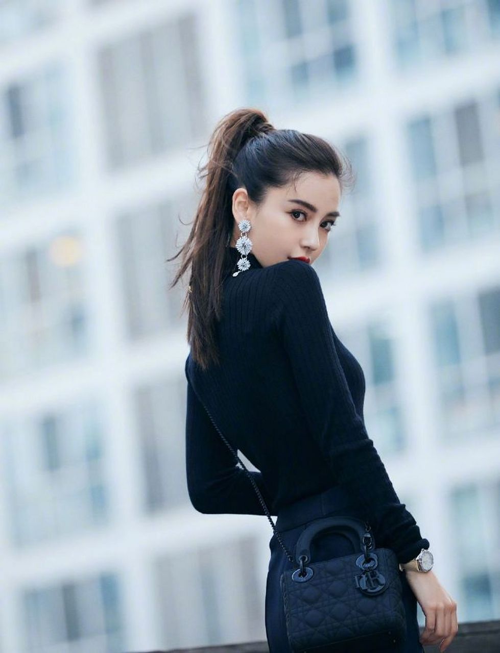 angelababy的眼睛真漂亮,镜头前的她一颦一笑都很高级,这个高马尾真飒