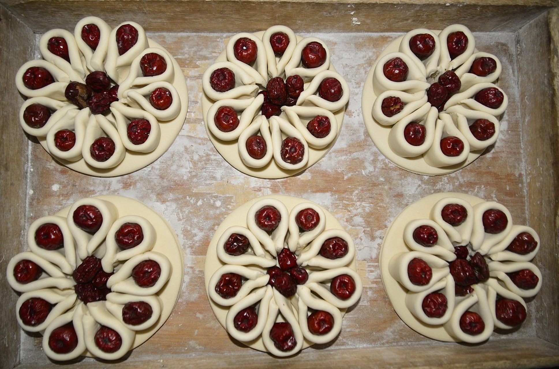 在老家过年的时候,奶奶每年都要蒸很多枣馒头.