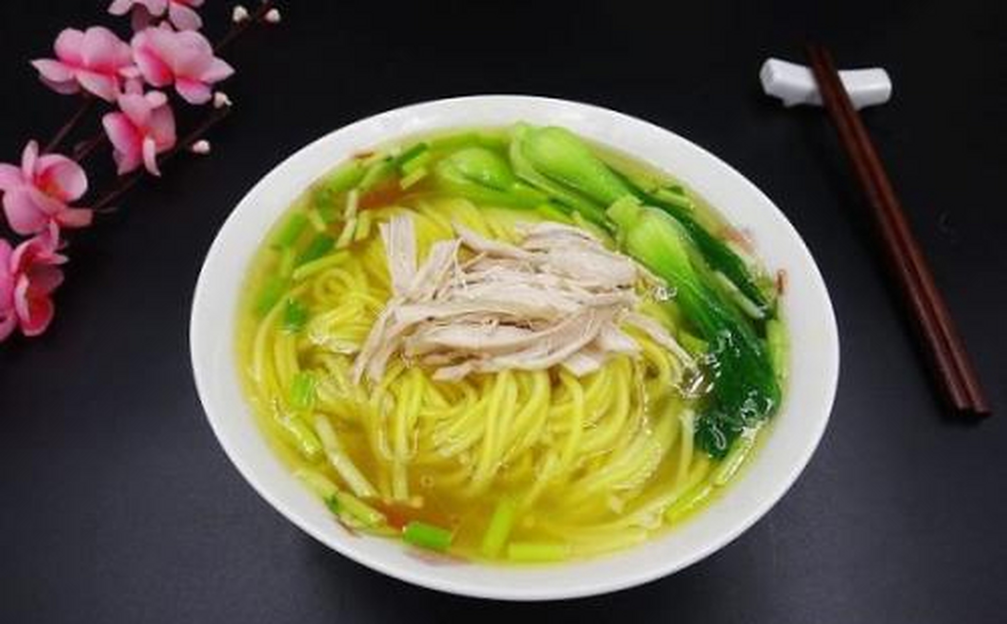 童心料理#【鸡丝面汤】功效:贫血,适合1岁半宝宝 【原料】细面条50克