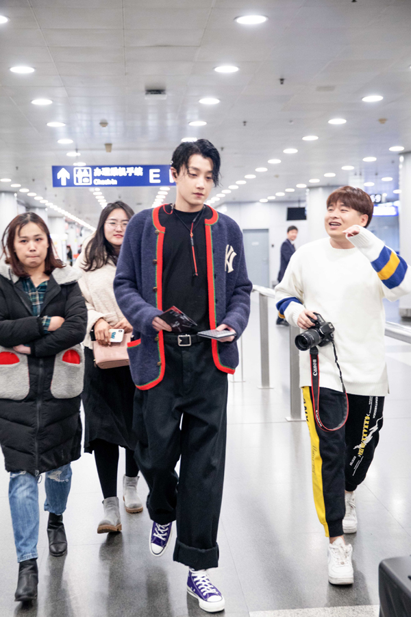 近日演员范世錡湿发造型现身机场,身高186的他搭配gucci毛衣与紫色