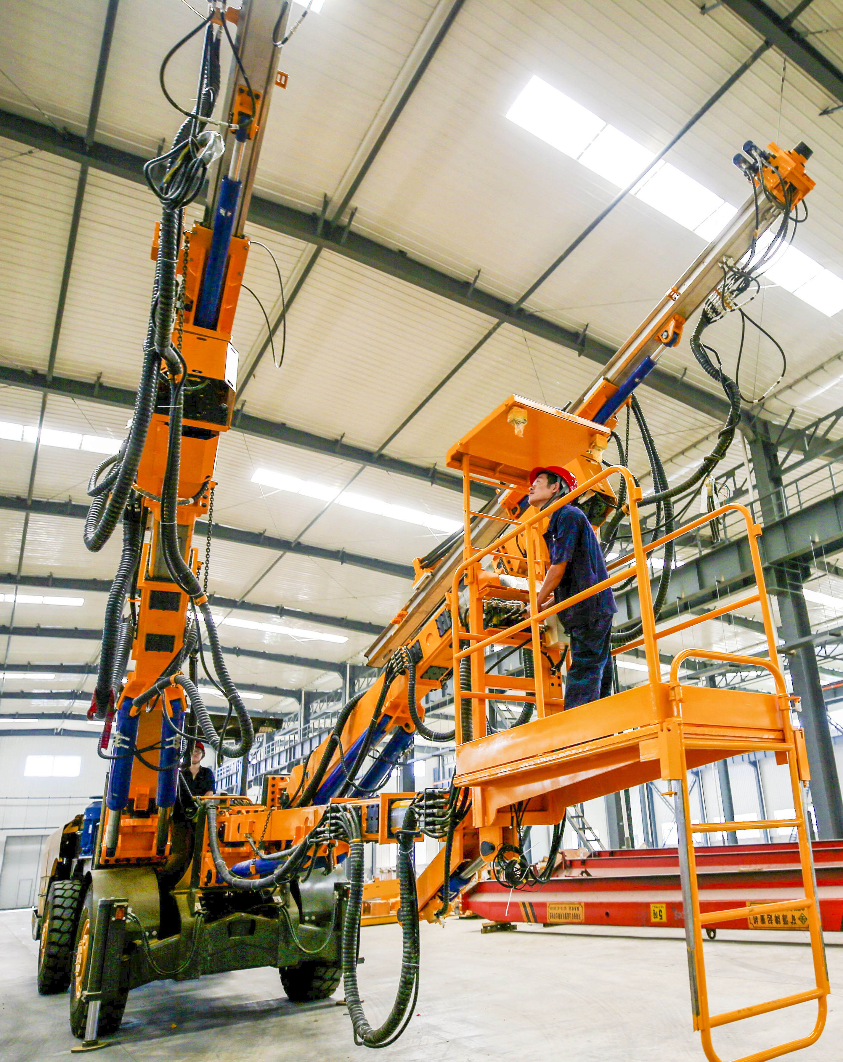 两臂轮式隧道锚杆台车在河北投入规模化生产(2)