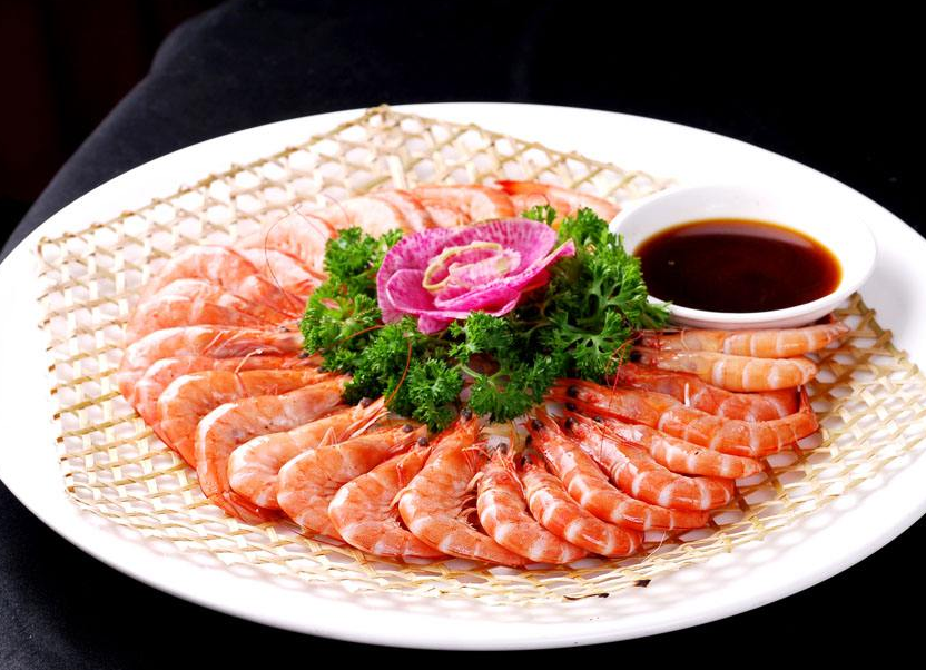 水煮大虾肉糙还腥!饭店大厨:万万不可用开水煮,这样做很鲜嫩!