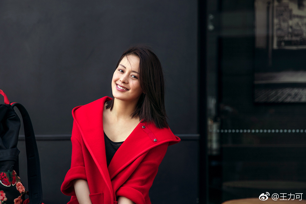 32岁王力可气质又成熟!一袭红色条纹连衣裙配短发,美的惊艳