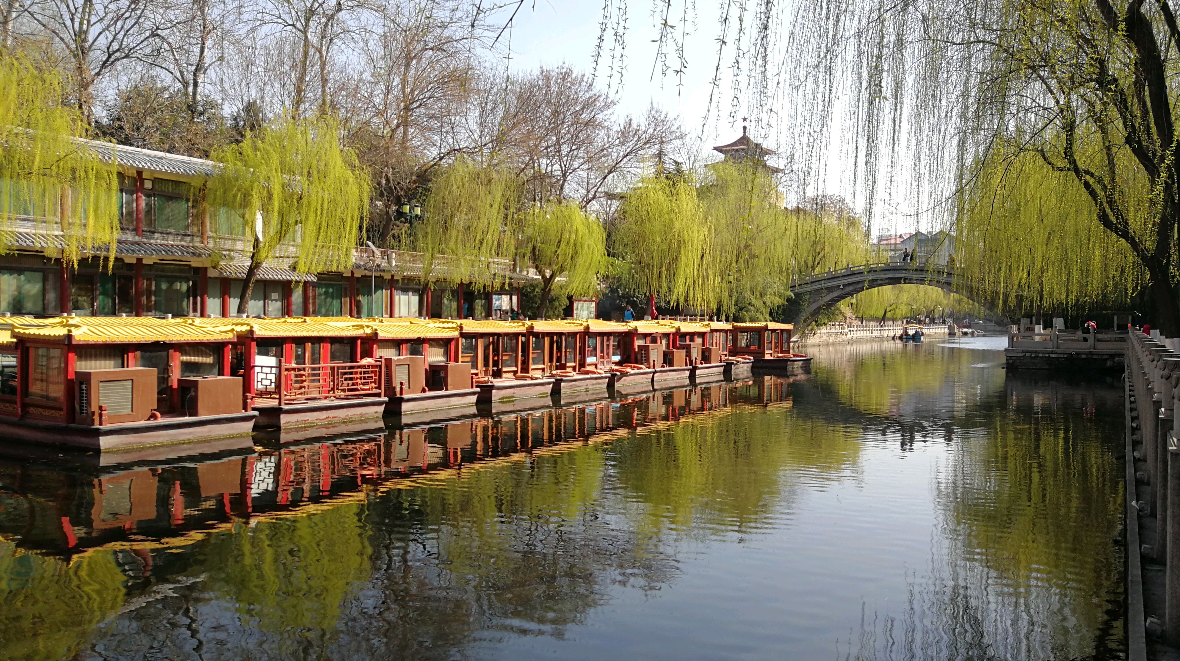 泉城广场美,趵突泉水涌,黑虎泉声啸,依水垂柳青