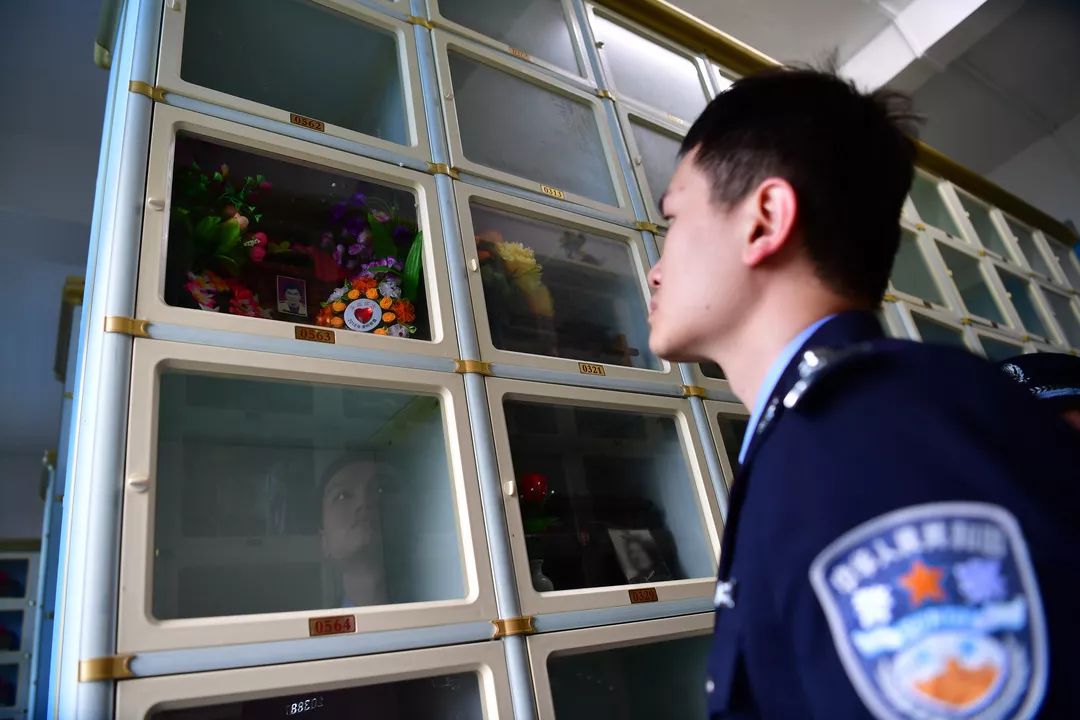 在宣誓员的带领下,一起重温入警誓词,并现场瞻仰公安烈士郑贻楷的遗像