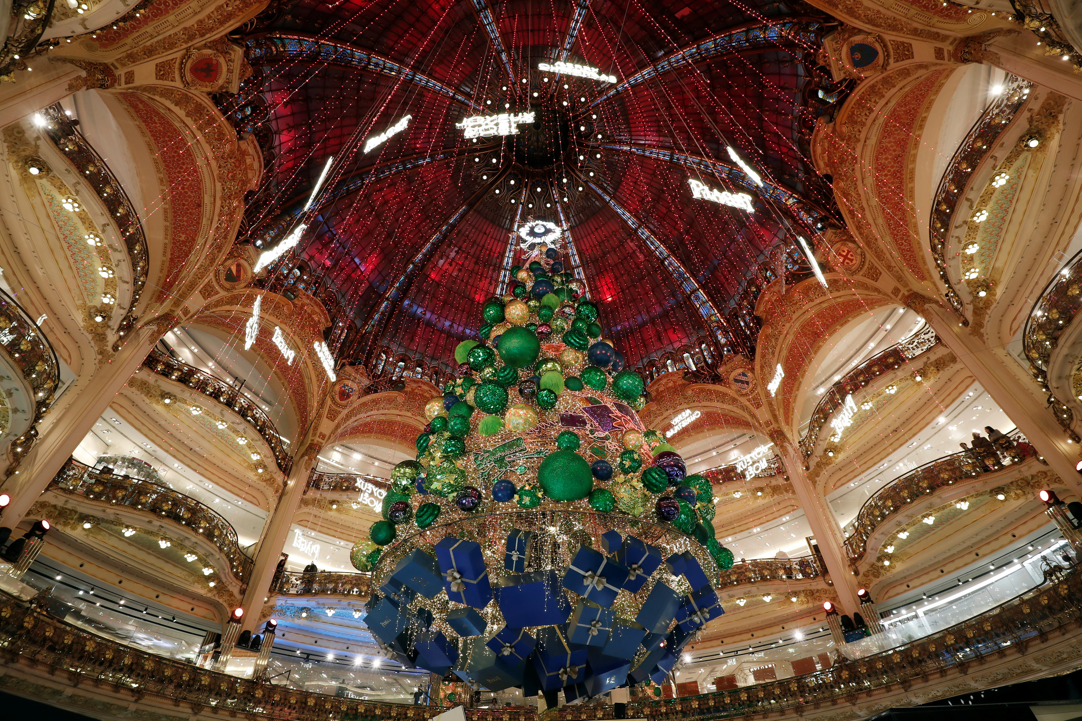 巴黎老佛爷百货公司立起圣诞树