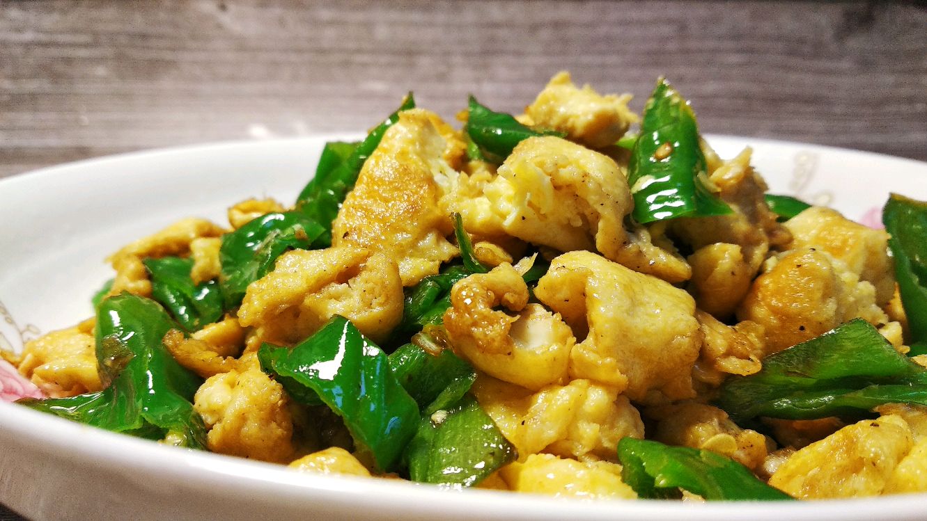 青椒炒鸡蛋是先炒鸡蛋还是青椒,大厨都是这样做的,出锅比肉还香