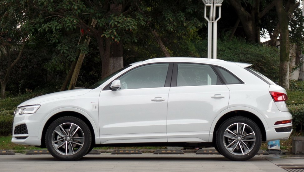 奥迪q3侧面流线型的车身,非常吸引人们的眼球.