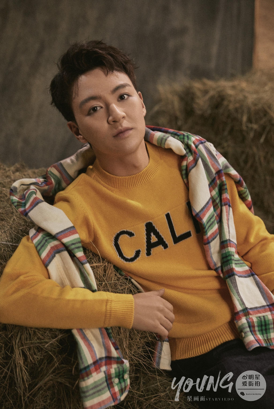 组图:吴羽卿秋日复古写真 尽显少年本色