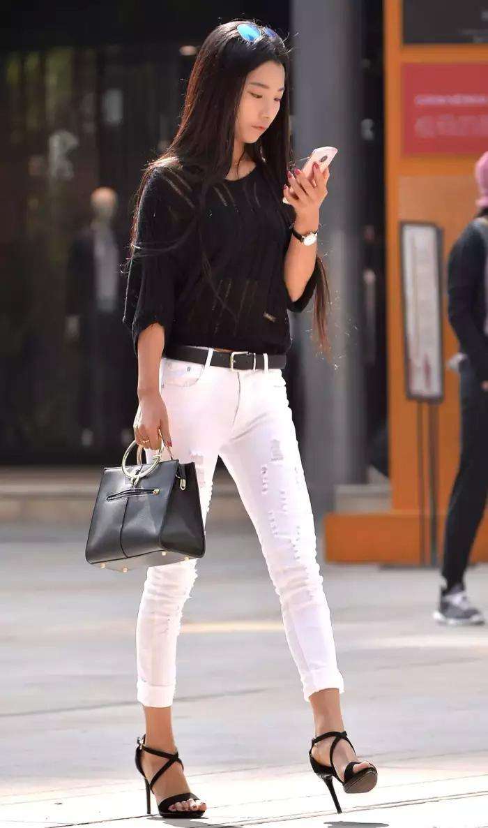 黑色上衣搭配白色紧身裤的小姐姐,身材高挑又完美!