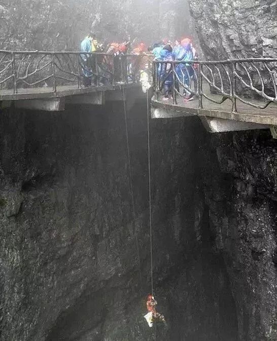 他们需要下到峭壁捡拾垃圾,稍有失误就可能跌入万丈深渊