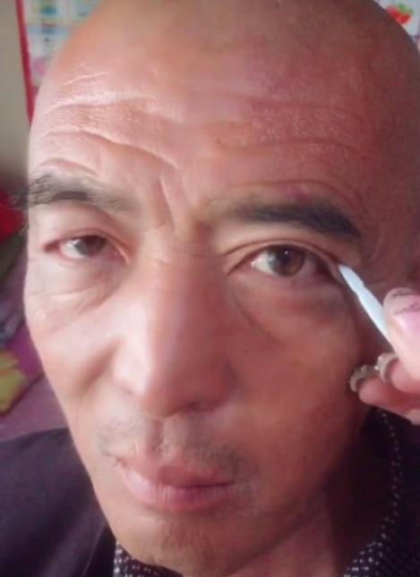 女主播帮老大爷化妆火了,当他睁开眼时,网友:我一男的都觉得帅