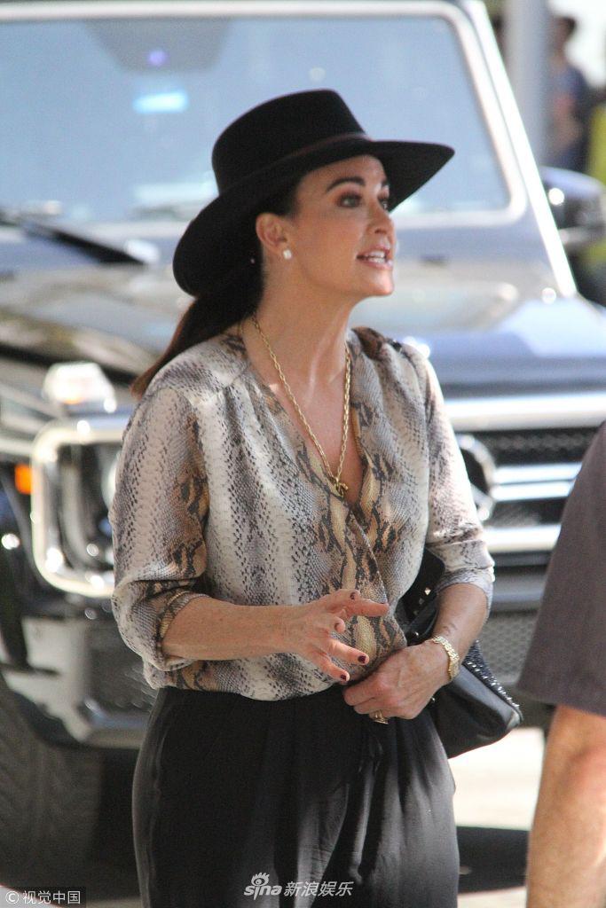 当地时间2018年11月6日,美国加利福尼亚,凯尔理查兹踩恨天高干练利落