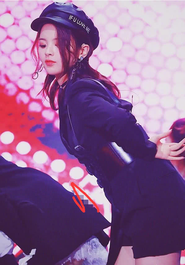 杨超越穿"制服"热舞,学韩国女团玩下蹲,粉丝急忙按下暂停键!