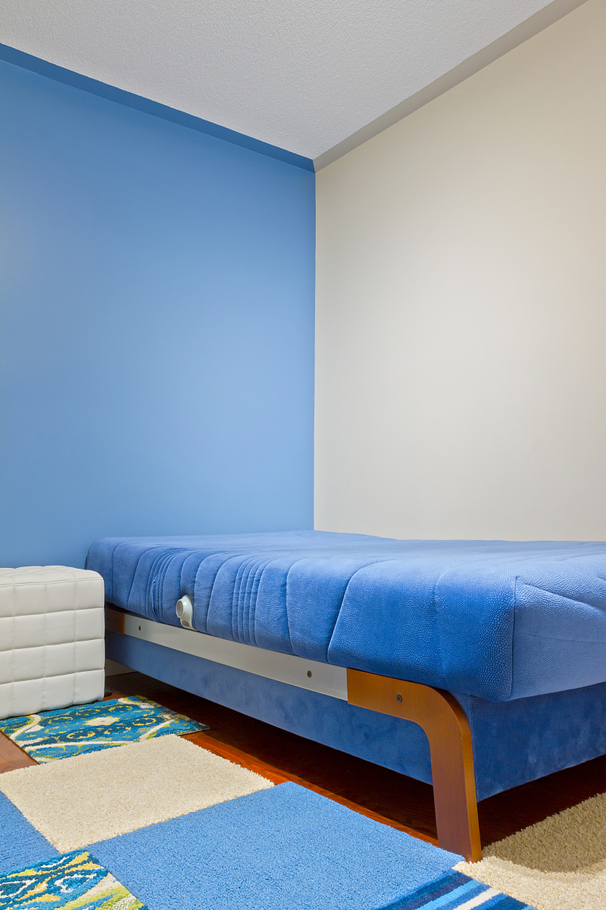 你选择了淡蓝色的壁布作为背景,那么问题来了:这淡蓝色的壁布,应该