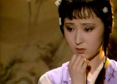 宝玉为何一见黛玉就哭泣摔玉,这块不请自来的通灵宝玉阻碍了他吗