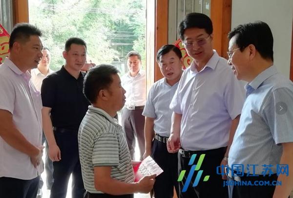 泰兴市委常委,常务副市长刘荣华走访慰问虹桥贫困学生