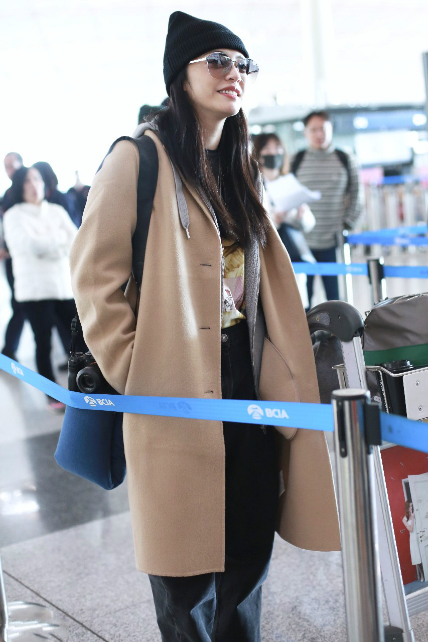 姚晨戴毛线帽和墨镜穿卡其色长款大衣现身机场,皮肤白皙笑容灿烂