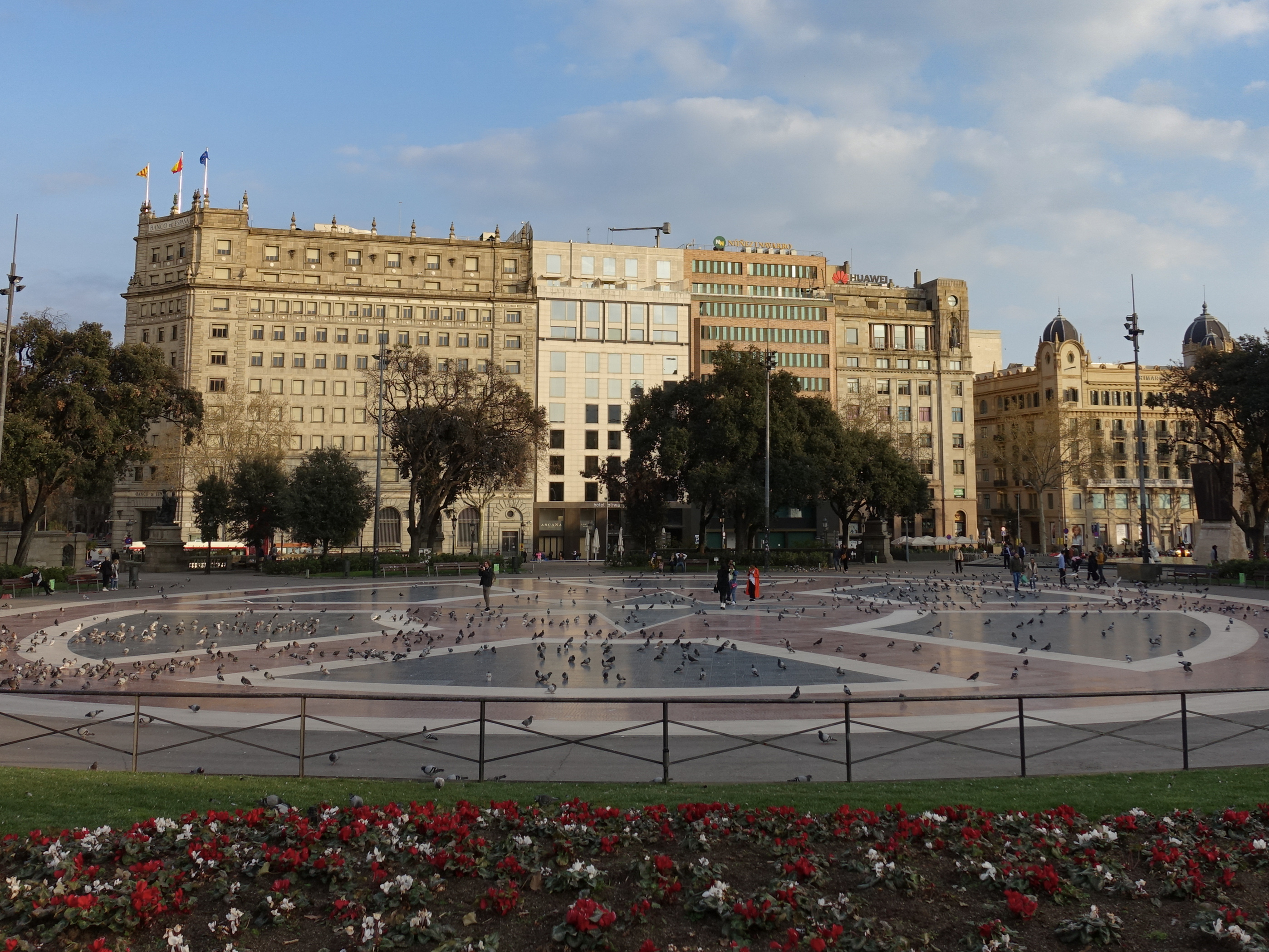 西班牙首相宣布全国实施"封城"措施