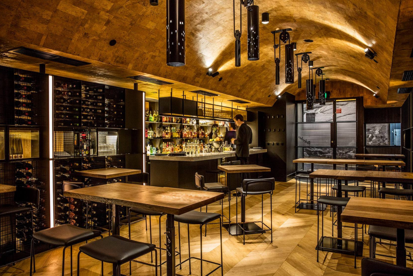 除了非常发达的餐饮业,在墨尔本最具特色的自然就是这里的酒吧文化,而