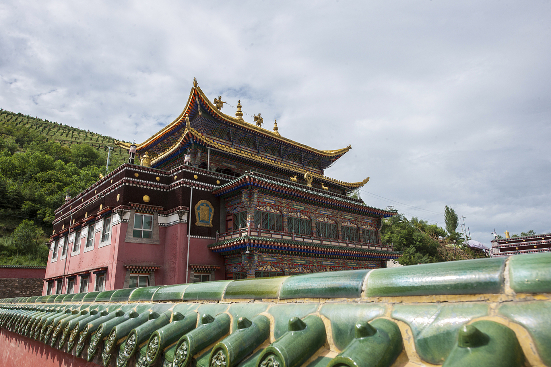 塔尔寺,位于中国青海省海南藏族自治州同名县境内,是藏传佛教格鲁派的