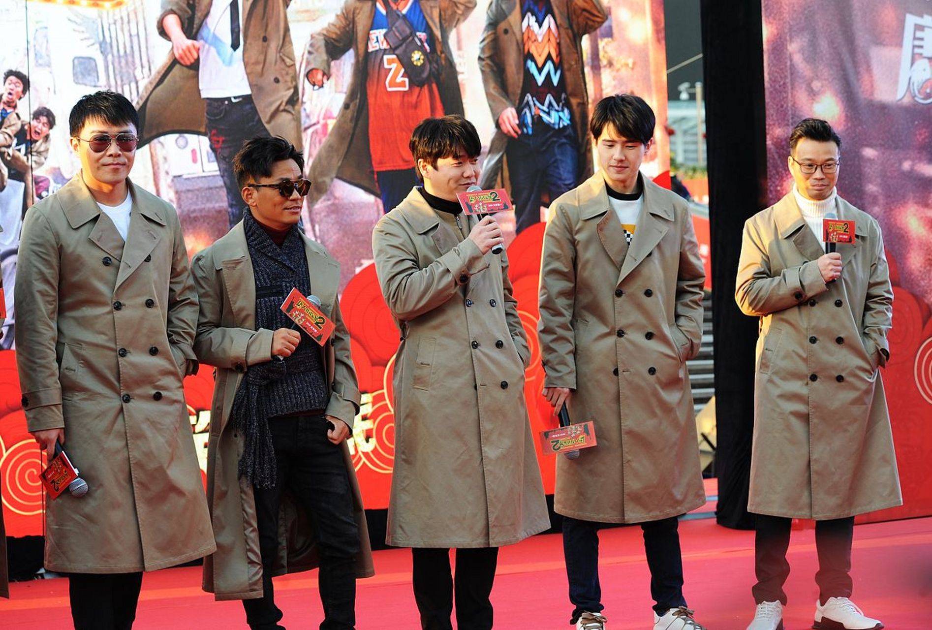 在一次节目中,他毫不客气地问道:"你用王宝强是因为物美价廉吗?