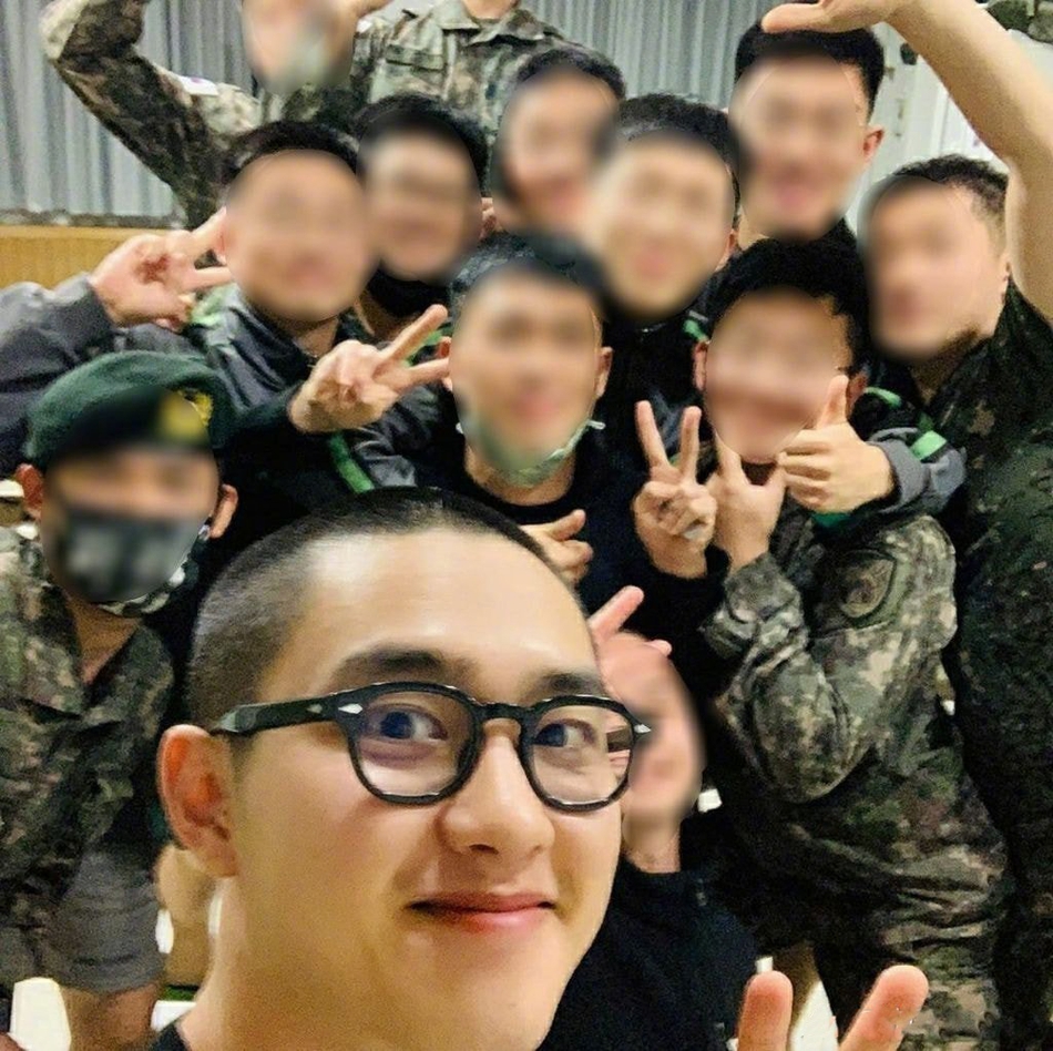 组图:exo都暻秀入伍后近照公开 剃寸头戴黑框眼镜笑容温暖