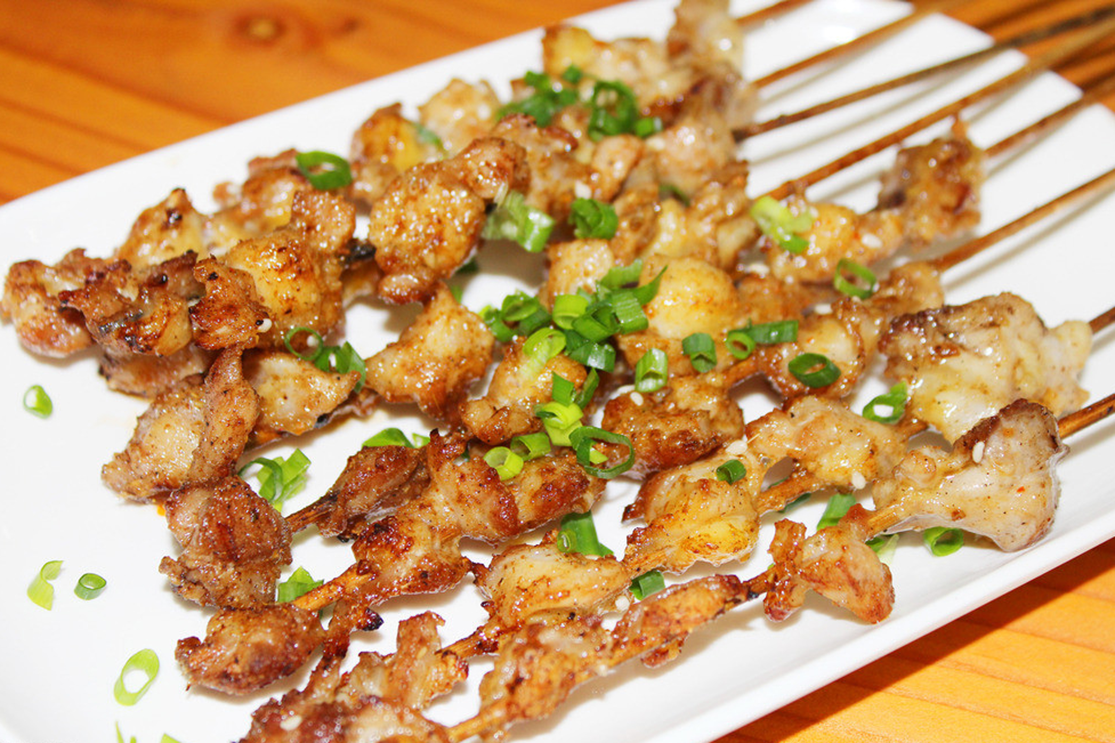 烤牛肉串     主料:牛肉适量     辅料:洋葱半个,红椒2个,柿子椒2个