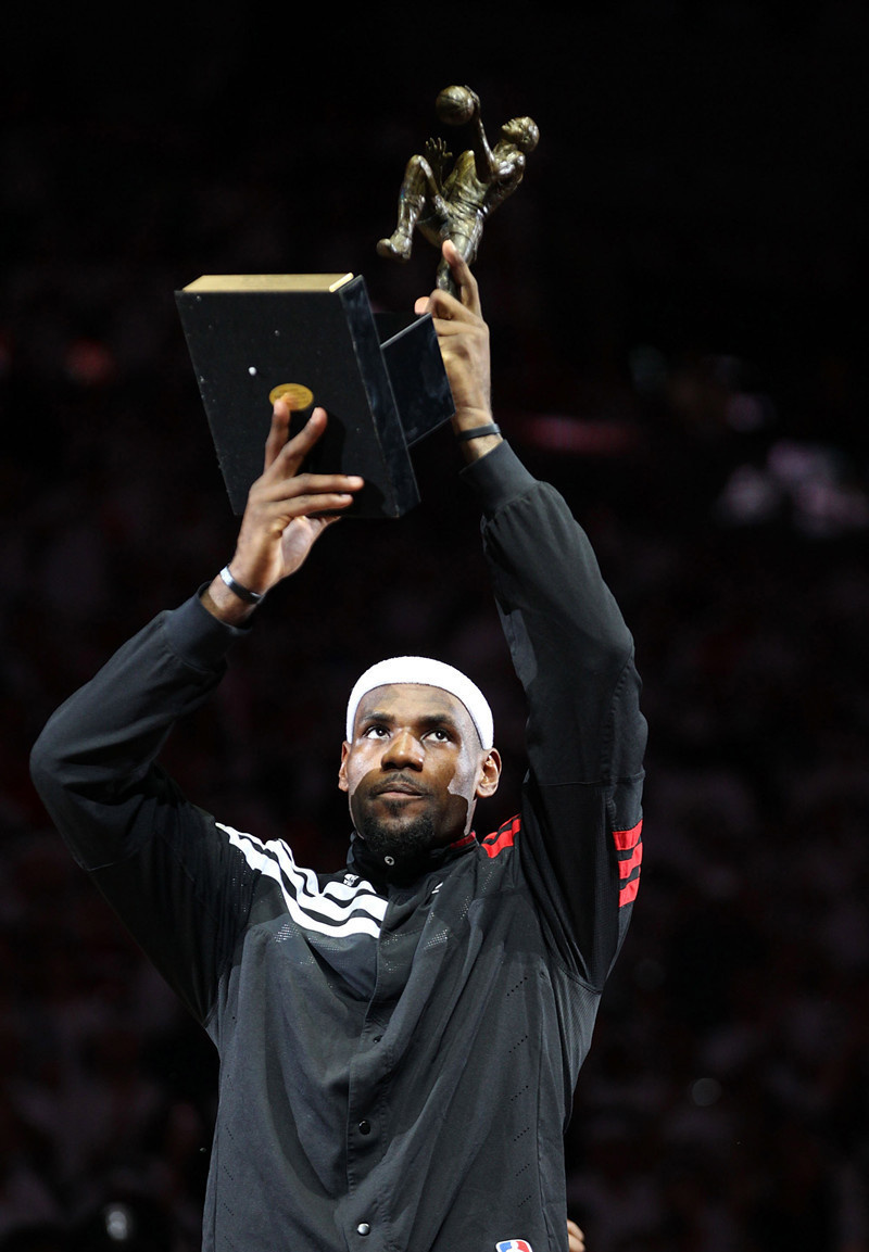 依稀记得詹姆斯热火捧常规赛mvp奖杯瞬间,还是原来的颁奖典礼好