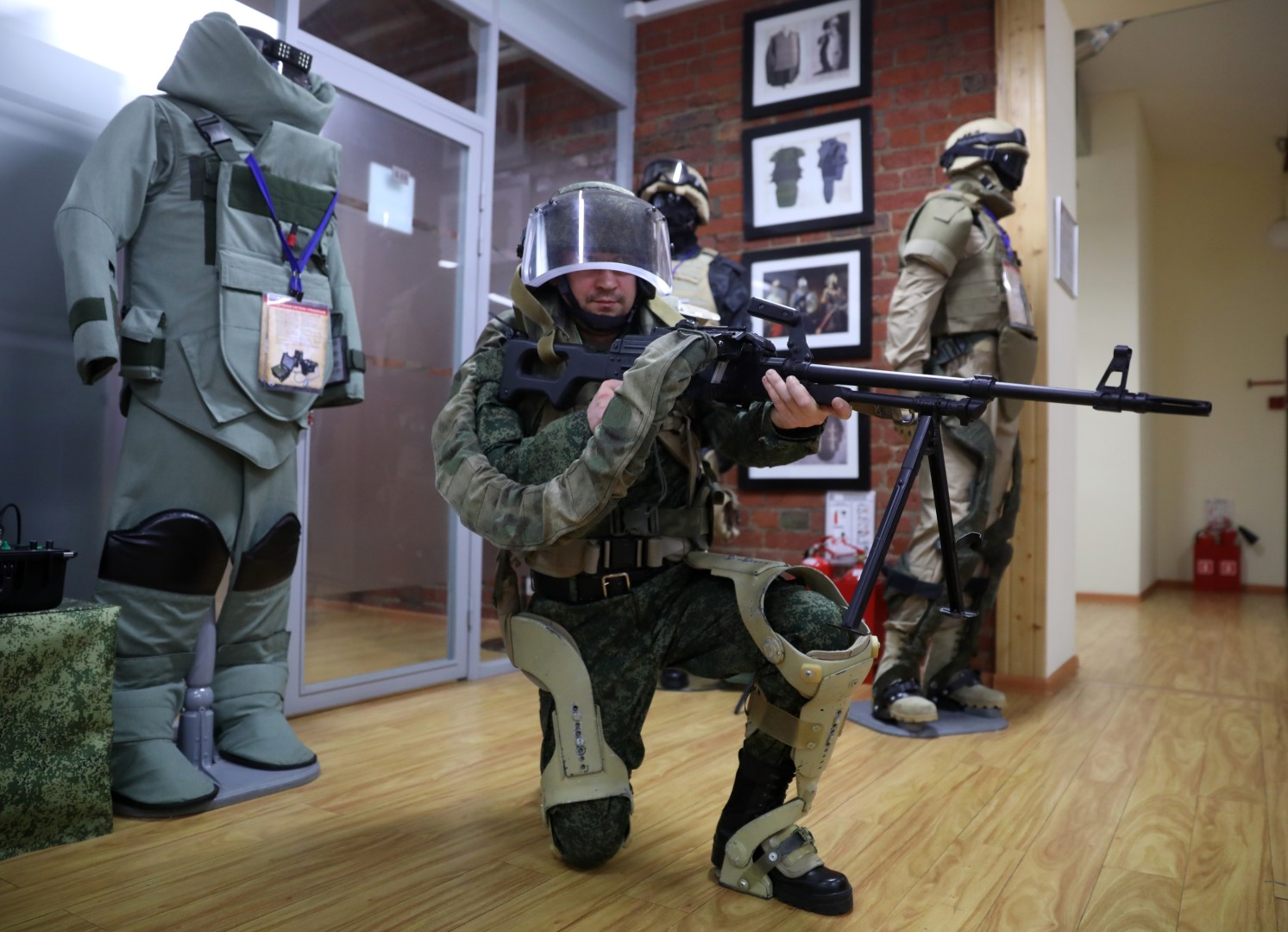 俄展示最新"被动外骨骼"系统 不用电池驱动