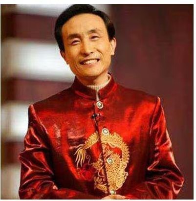 62岁巩汉林近照曝光,满头白发身材消瘦似竹竿,需扶墙才能站稳